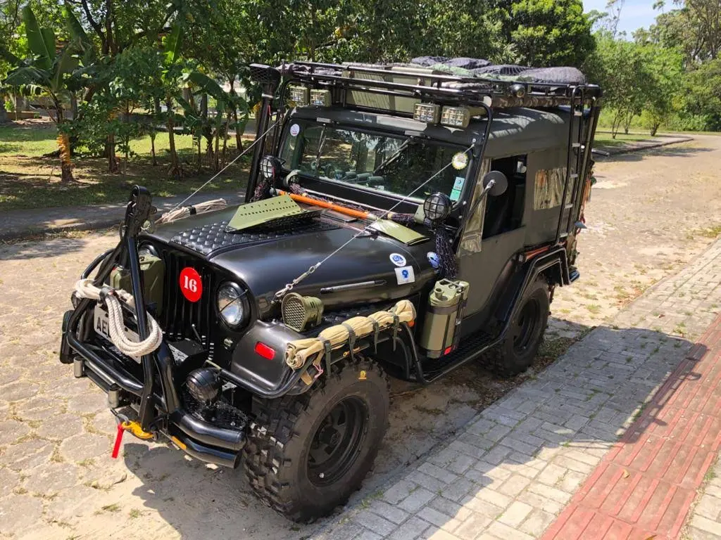 Jeep clássico preparado para expedições e equipado com pneus Mamute