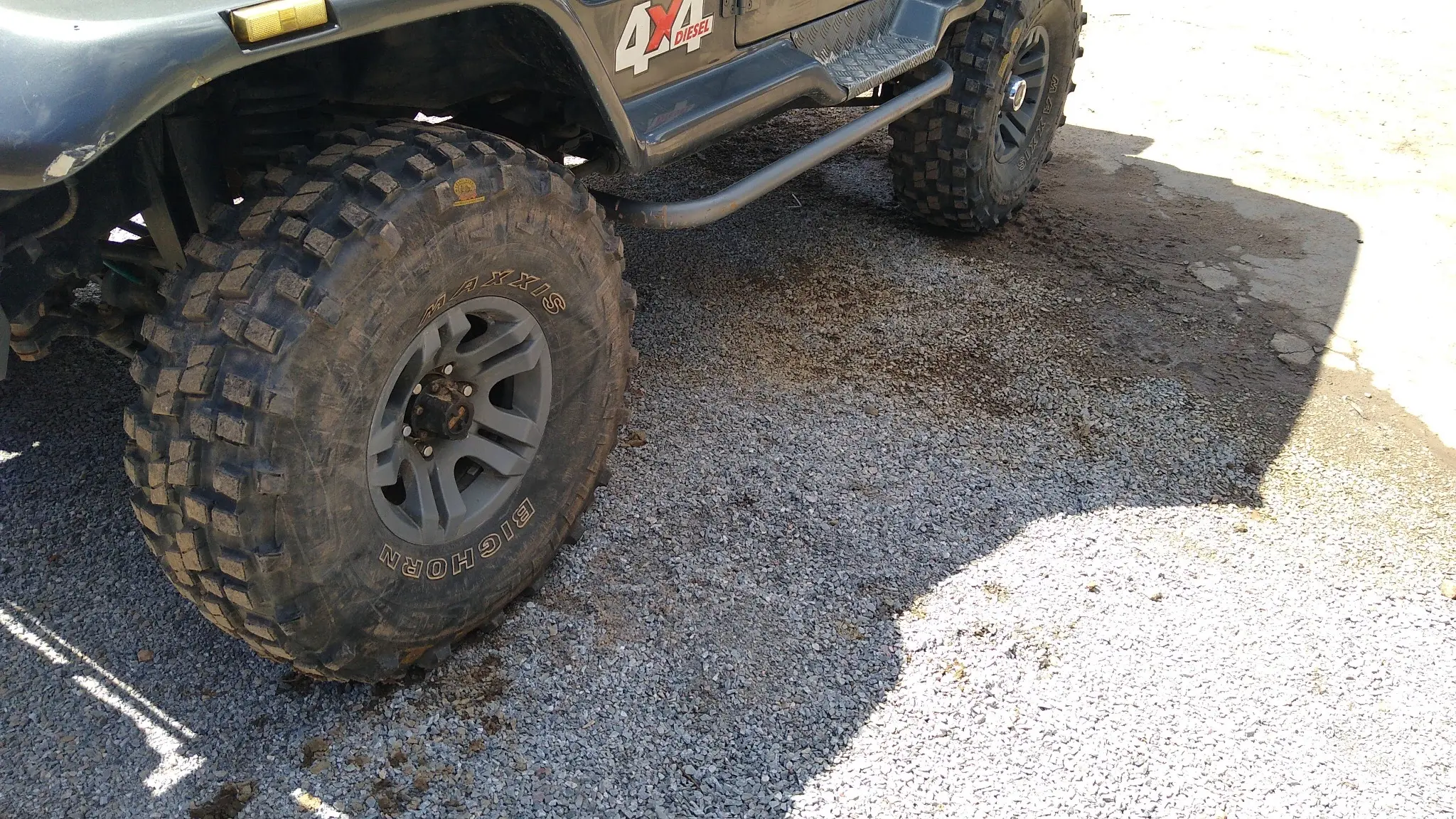 Detalhe dos pneus Mamute instalados em veículo 4x4