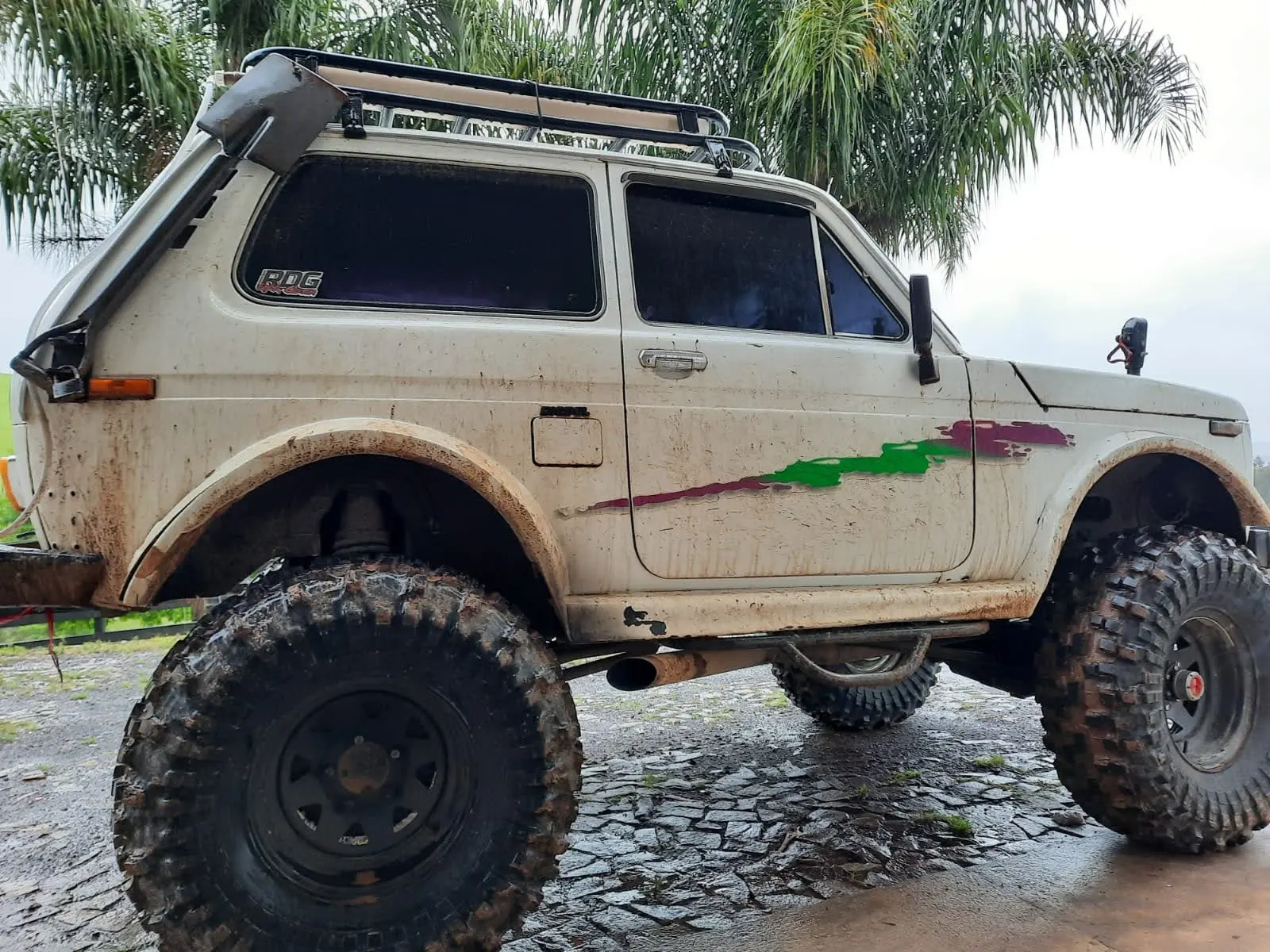 Veículo 4x4 branco equipado com pneus Mamute após trilha na lama