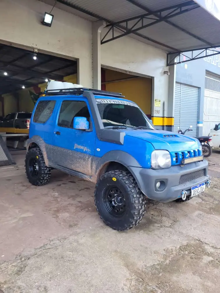 Suzuki Jimny azul equipado com pneus Mamute