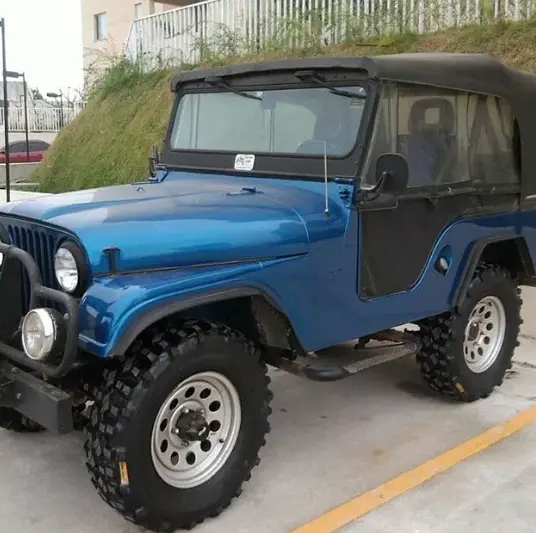 Jipe azul equipado com pneus Mamute Triangular