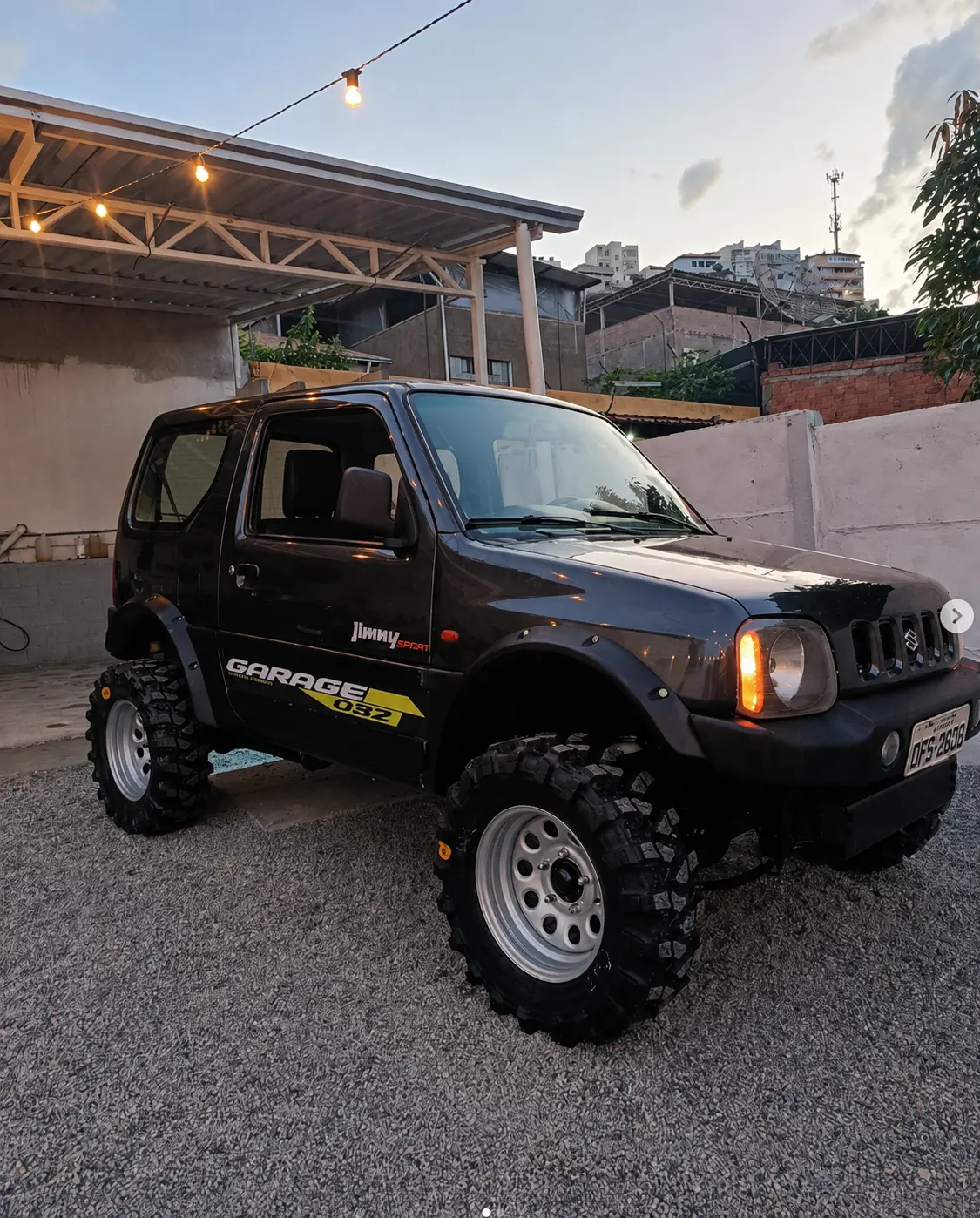 Suzuki Jimny preto equipado com pneus MP920