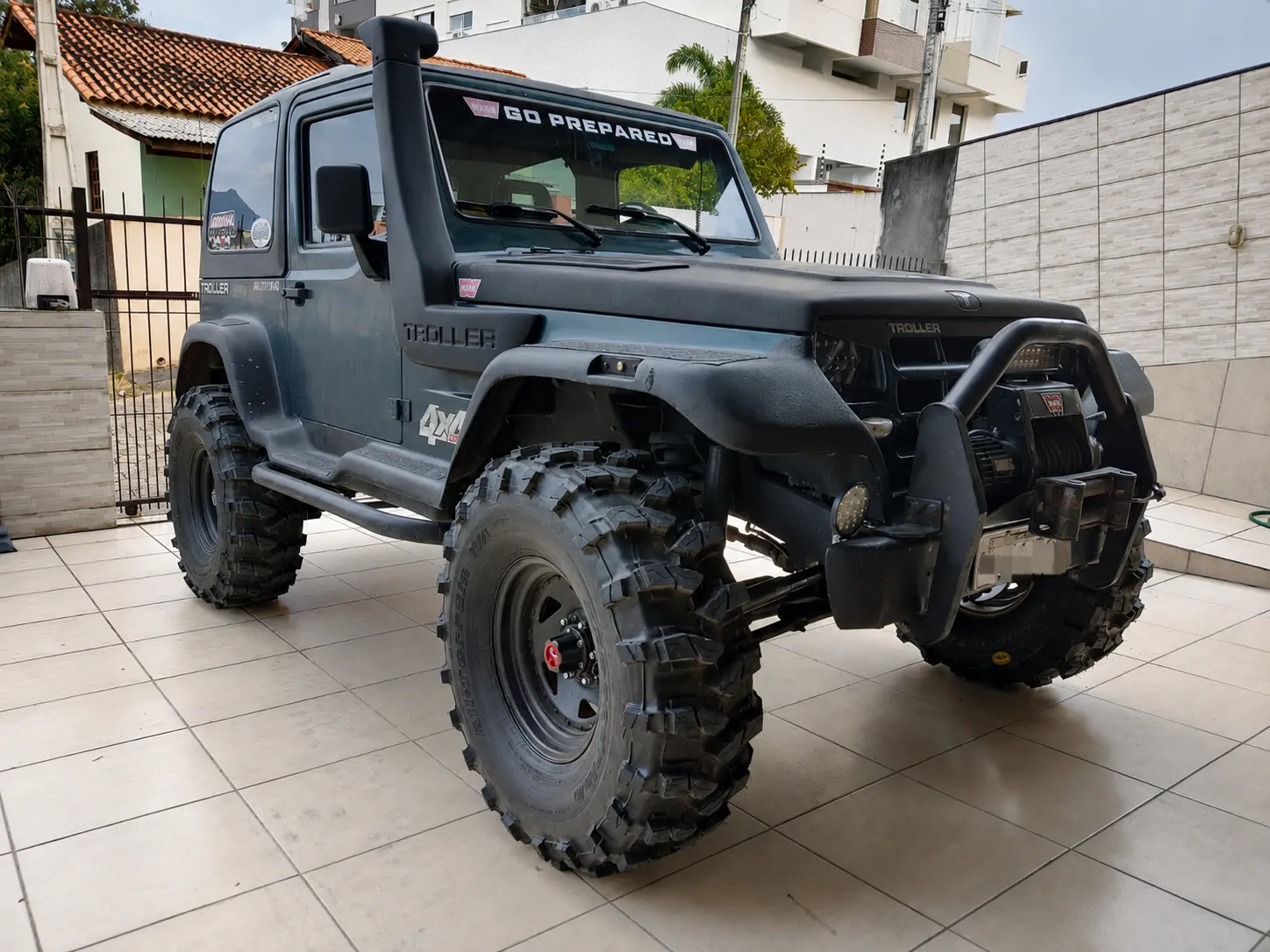 Troller preto preparado e equipado com pneus MP920