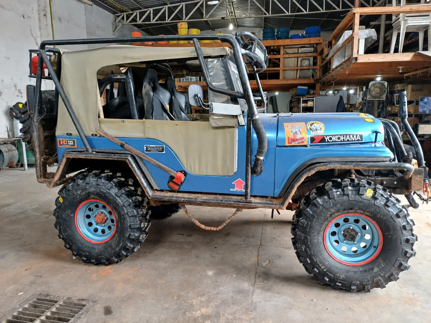 Jeep clássico azul equipado com pneus MP920