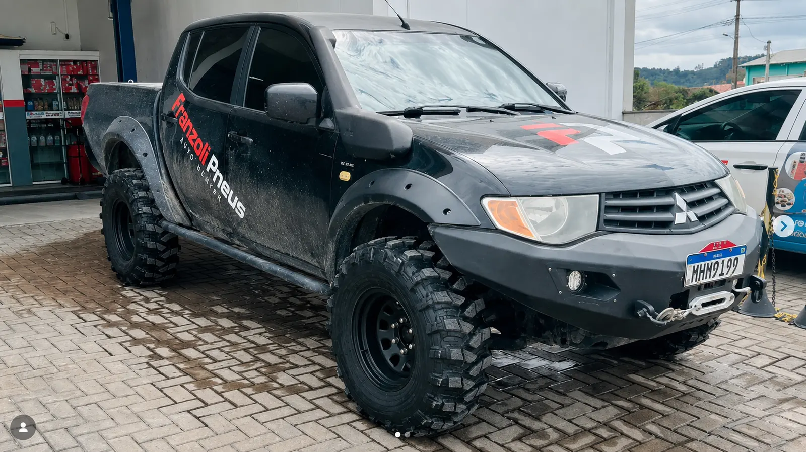 Mitsubishi preparada pela Mutante Pneus e equipada com MP920