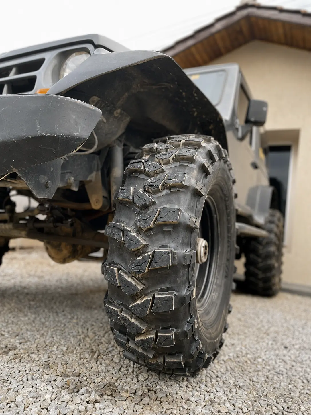 Detalhe da banda de rodagem de um pneu MP920 em veículo 4x4