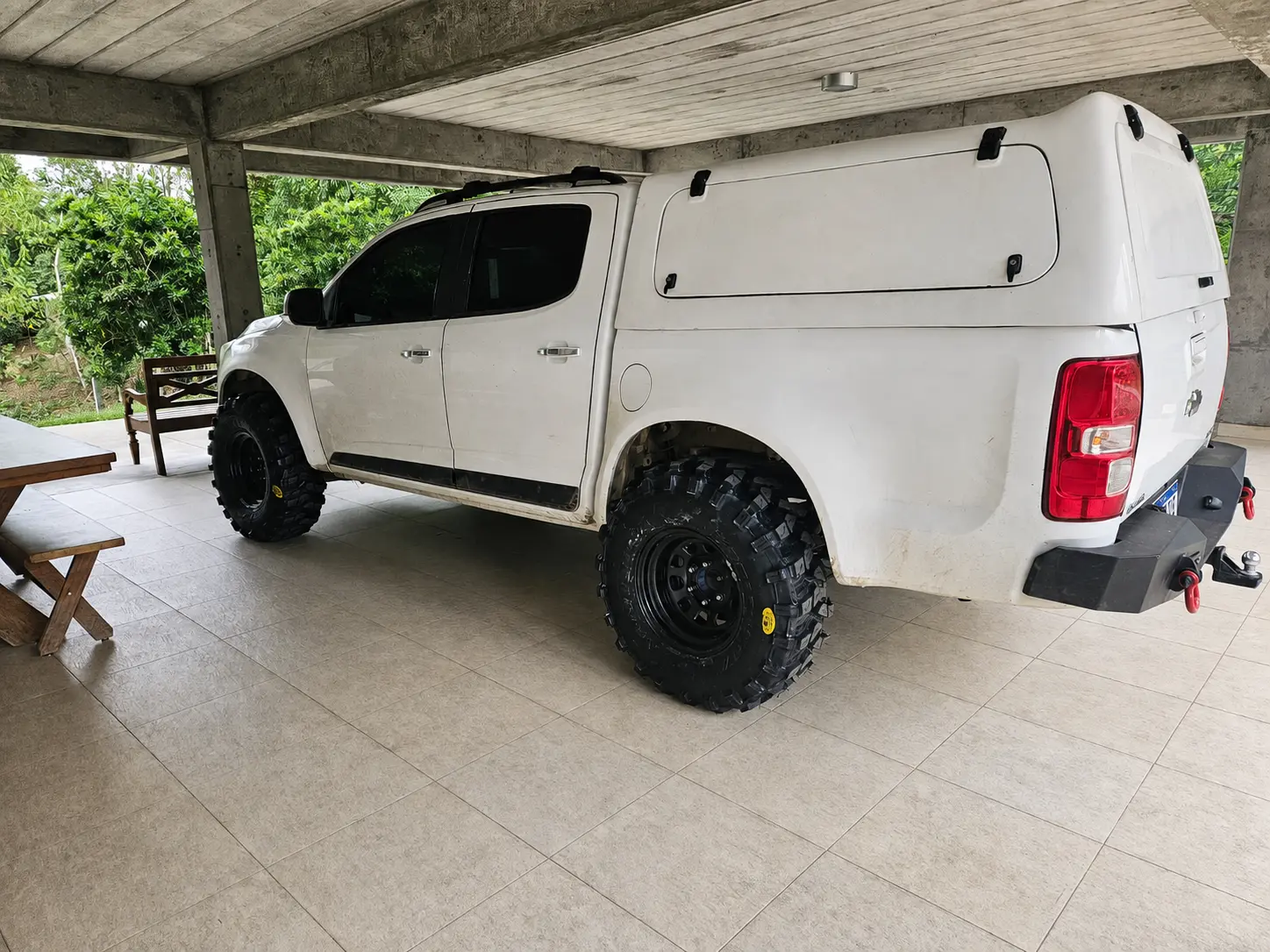 Caminhonete branca com capota equipada com pneus MP920