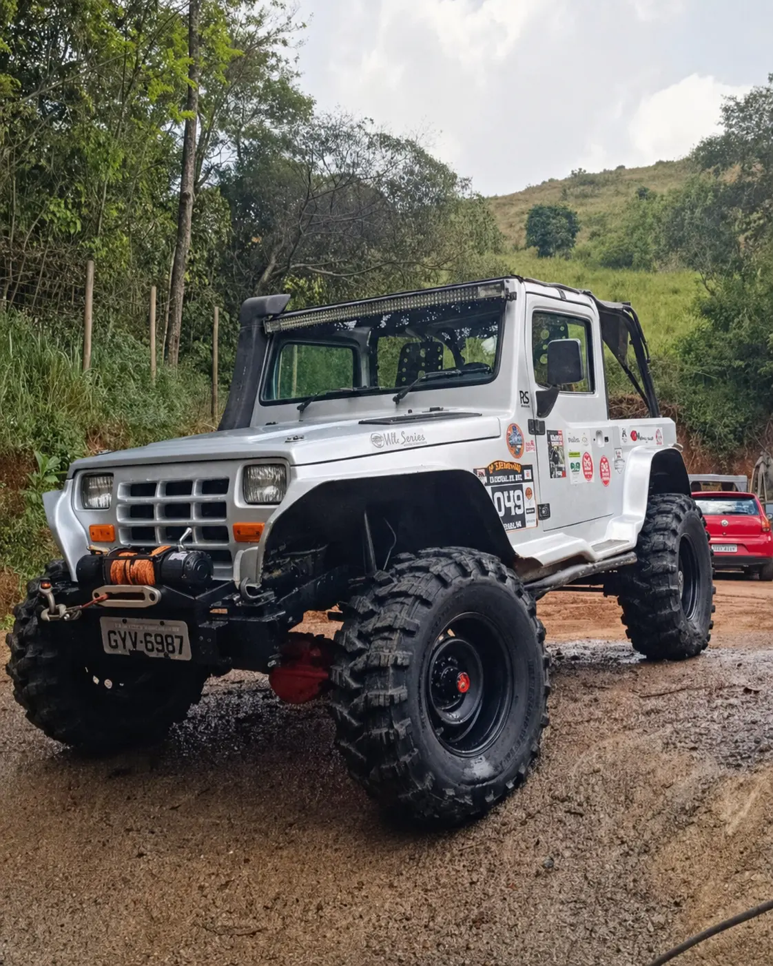 Veículo clássico branco equipado com pneus MP920 em trilha