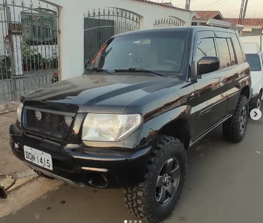 SUV preto equipado com pneus Mud