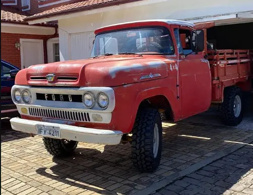 Caminhonete vermelha equipada com pneus Mud