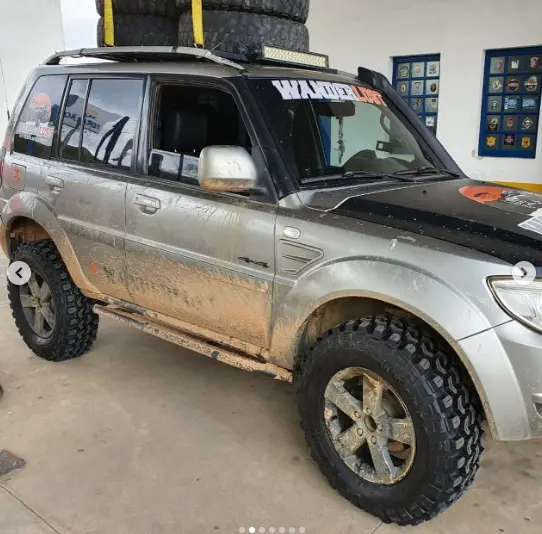 SUV prata equipado com pneus Mud em uso off-road
