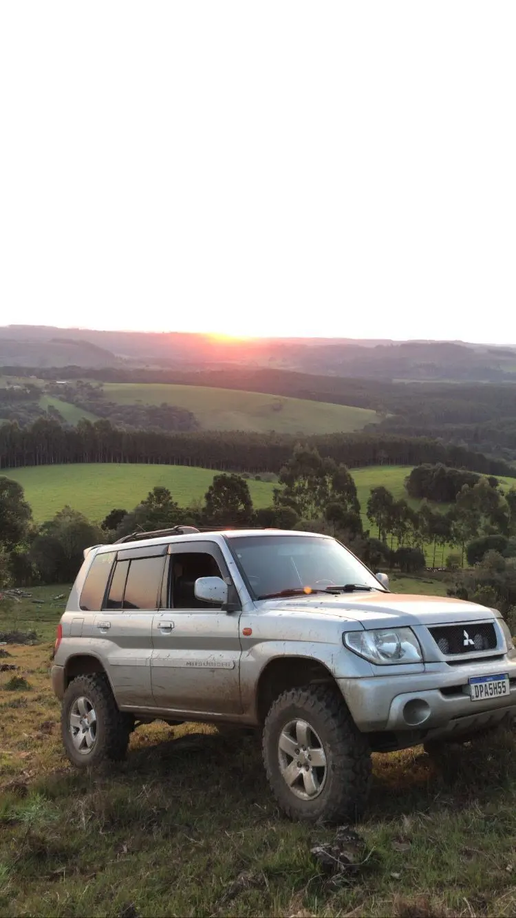 SUV equipado com pneus Mud ao pôr do sol