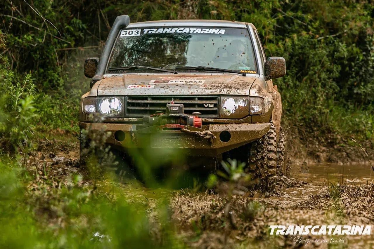 SUV equipado com pneus Mud em trilha com lama