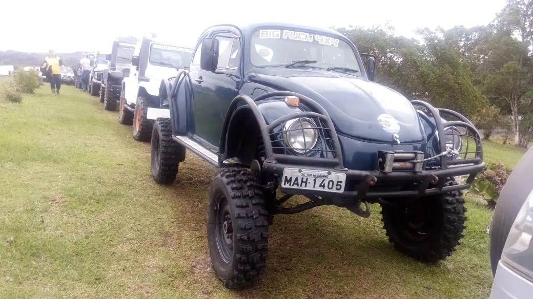 Fusca off-road equipado com pneus Novo Mamute