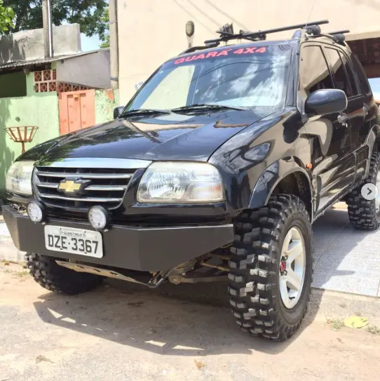 SUV preto equipado com pneus Novo Mamute