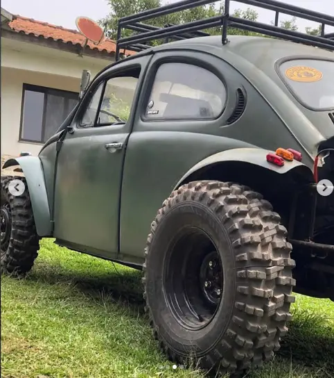Detalhe do pneu Novo Mamute em Fusca verde