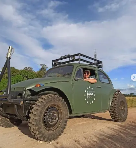 Fusca verde equipado com pneus Novo Mamute