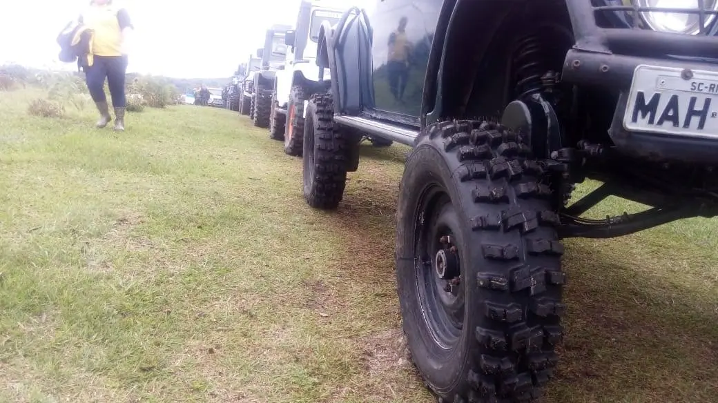 Veículos off-road equipados com pneus Novo Mamute em área rural