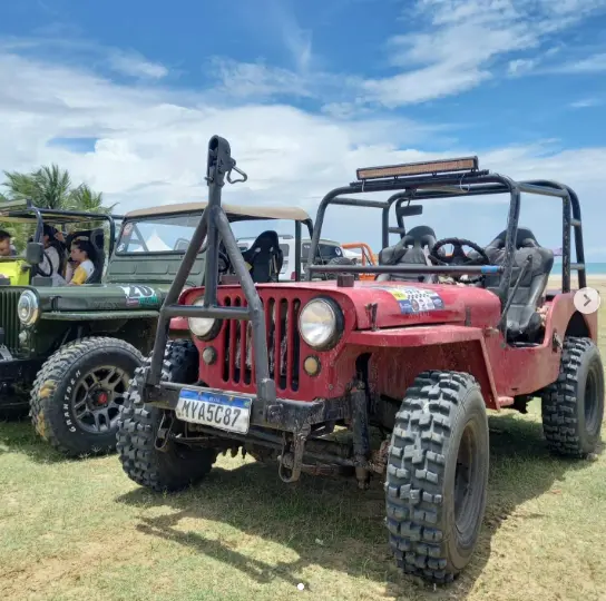 Jipe vermelho equipado com pneus Novo Mamute