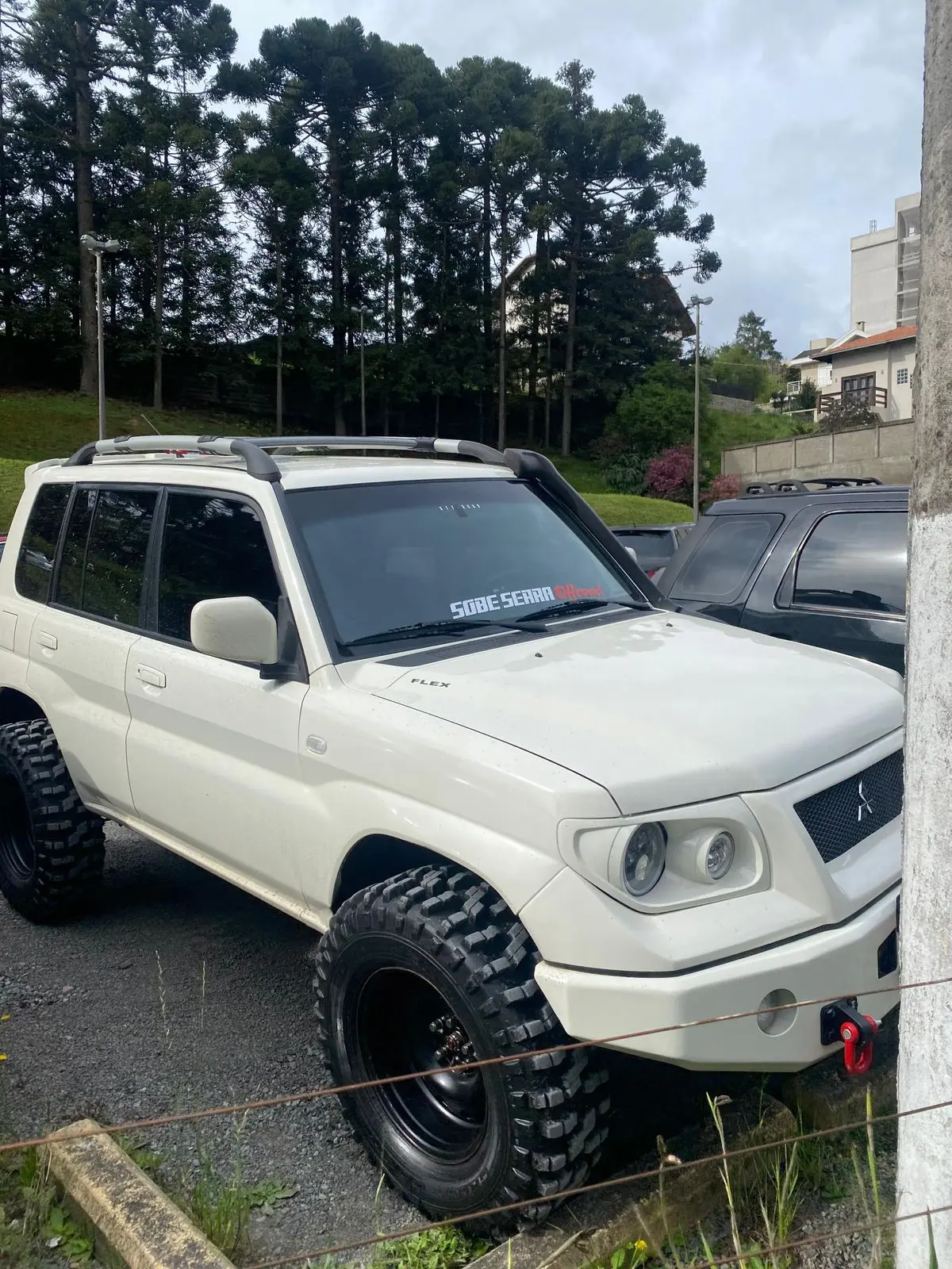 SUV branco equipado com pneus Novo Mamute