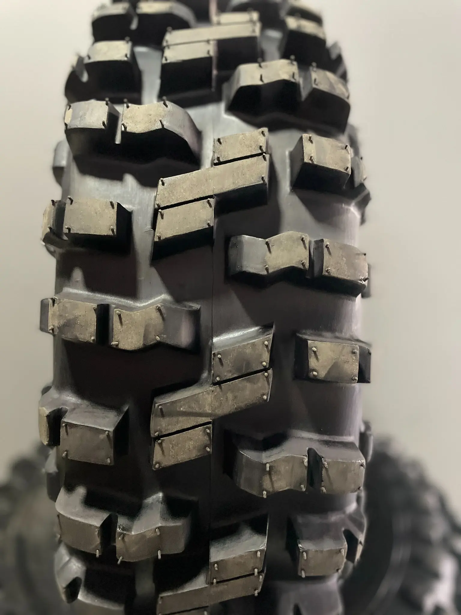 Detalhe da banda de rodagem do pneu Novo Mamute