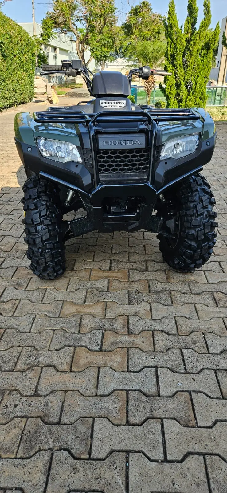 Quadriciclo Honda equipado com pneus recapados