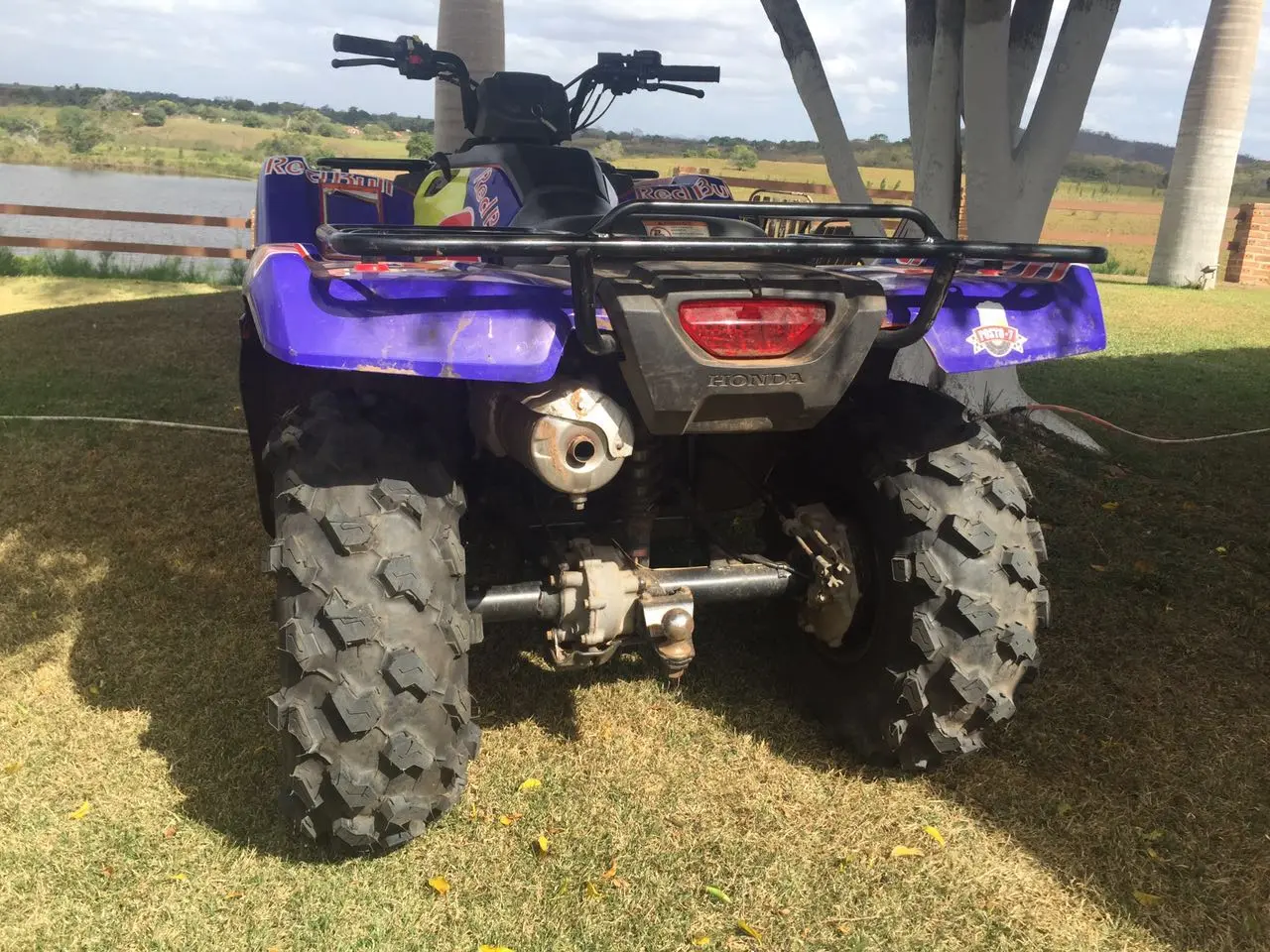 Vista traseira de quadriciclo Honda com pneus recapados