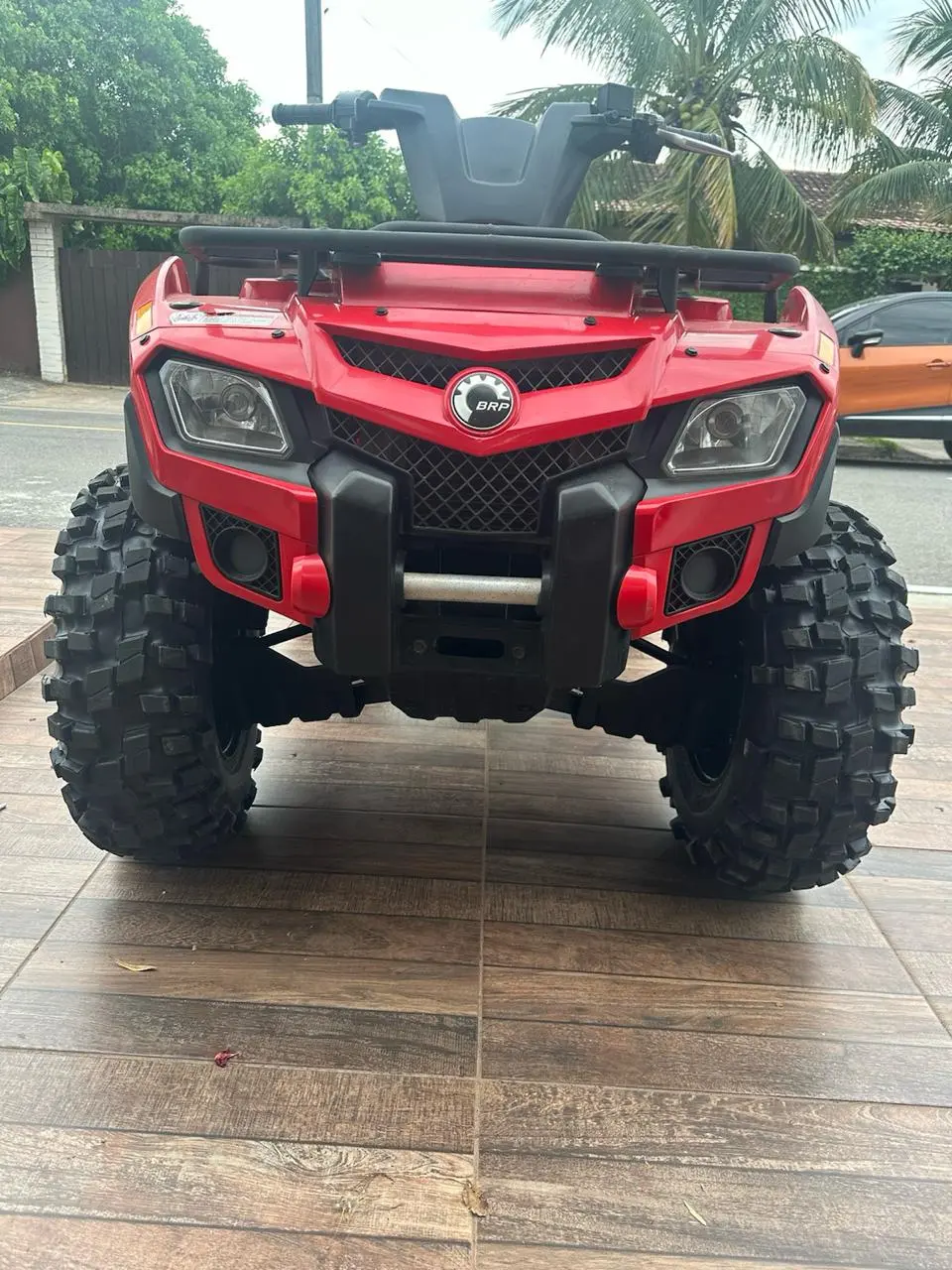 Quadriciclo vermelho equipado com pneus recapados