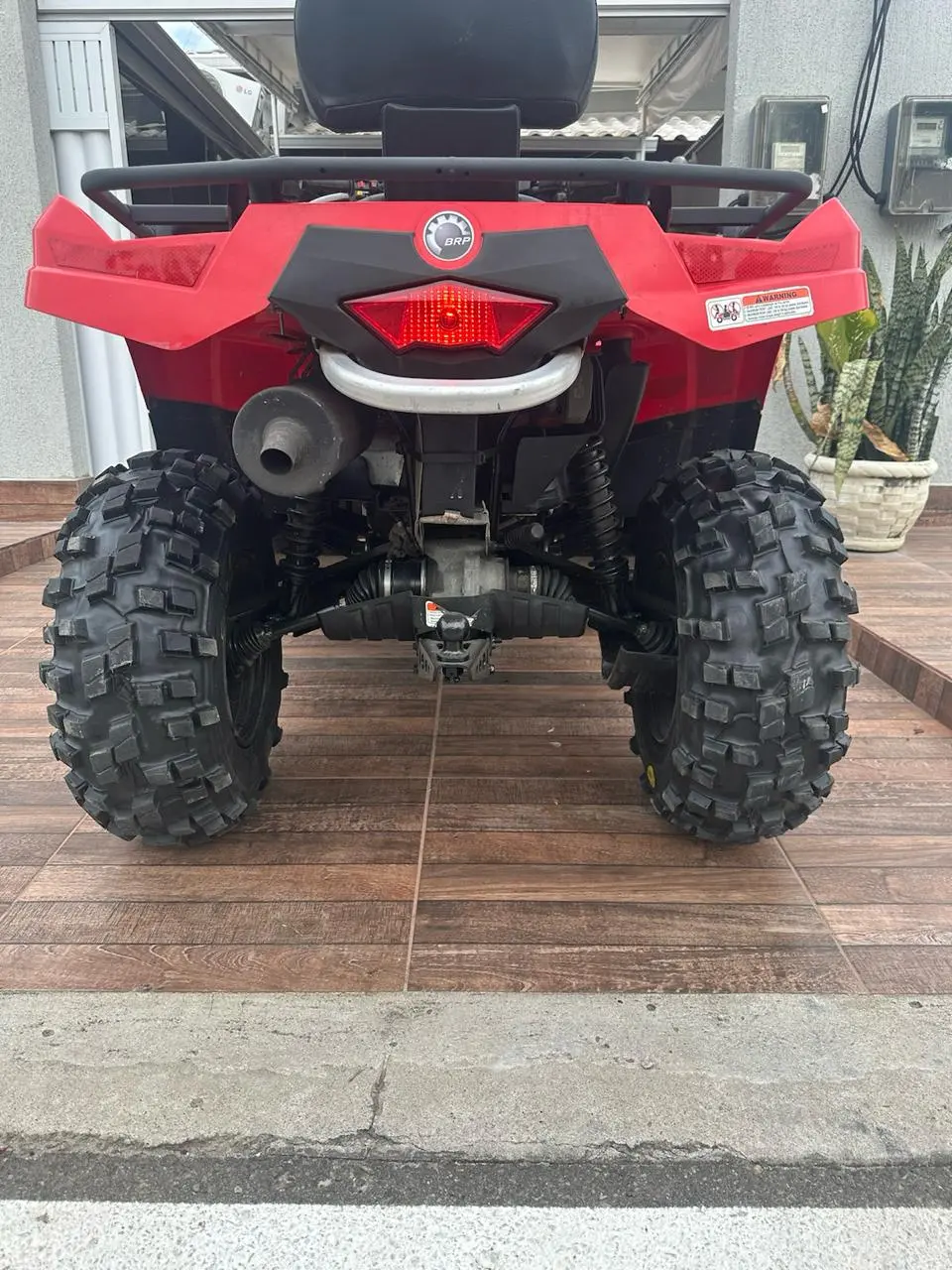 Vista traseira de quadriciclo com pneus recapados