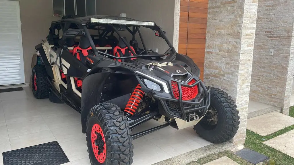 UTV preto e vermelho equipado com pneus recapados