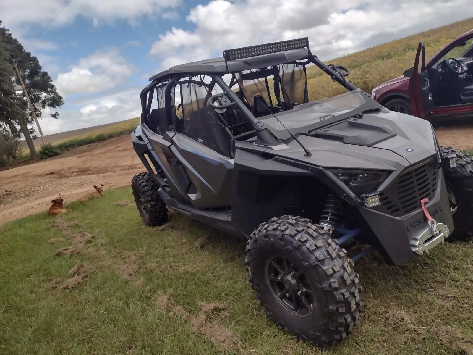 UTV equipado com pneus recapados para uso off-road