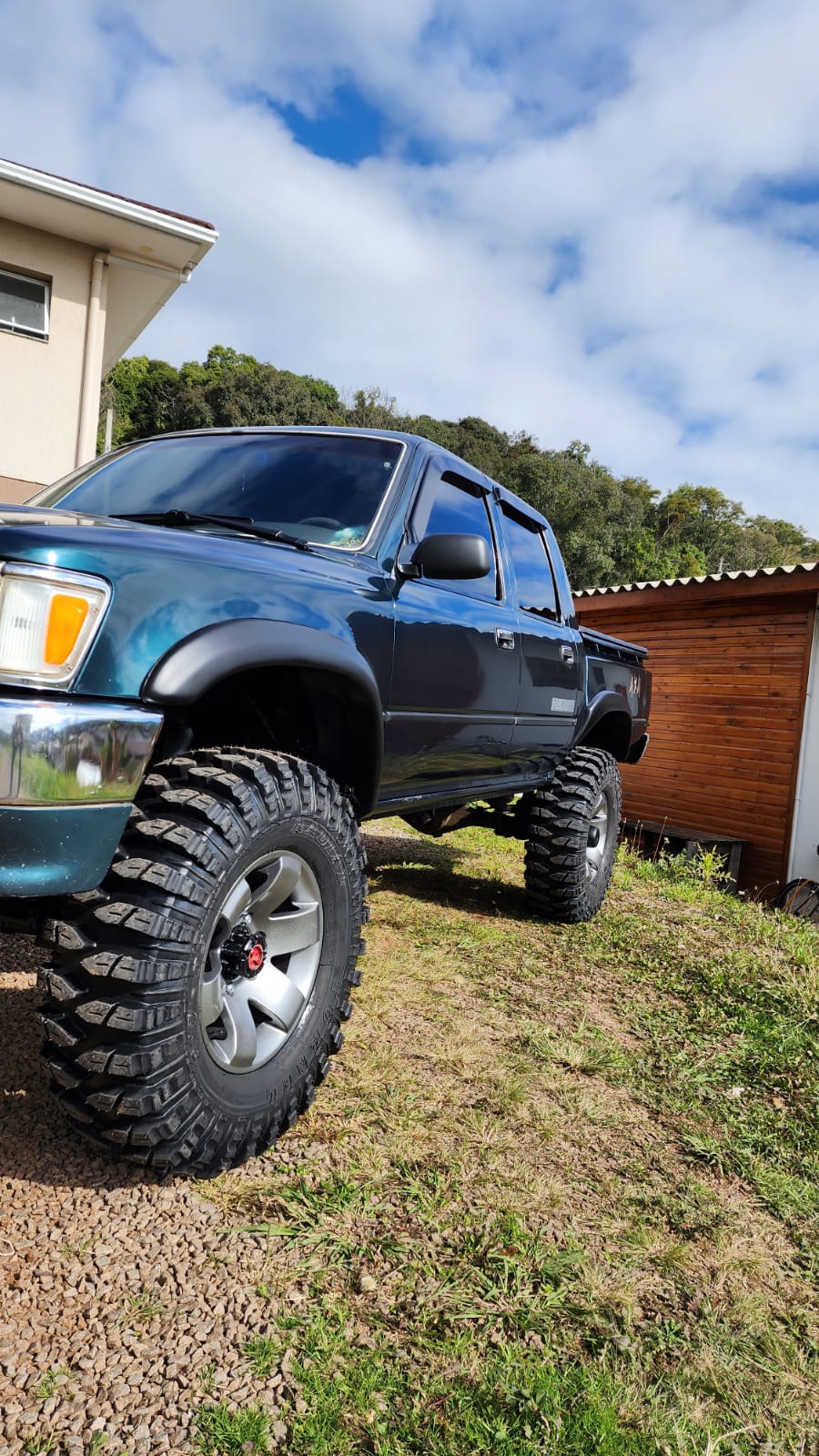 Caminhonete azul equipada com pneus Rhino da Mutante Pneus