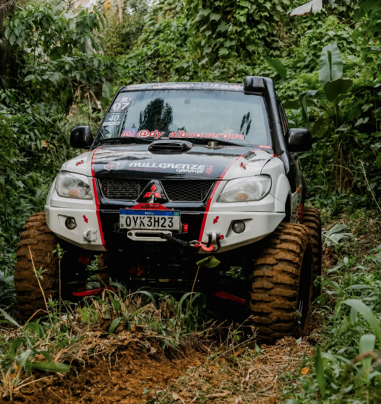Mitsubishi preparado com pneus Rhino em trilha na floresta