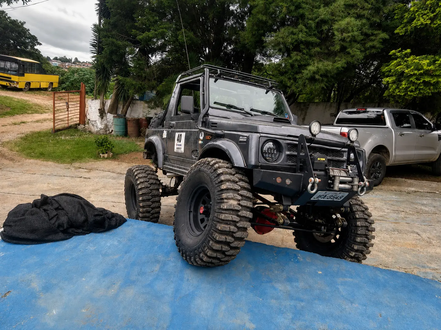 Veículo 4x4 cinza preparado e equipado com pneus Rhino