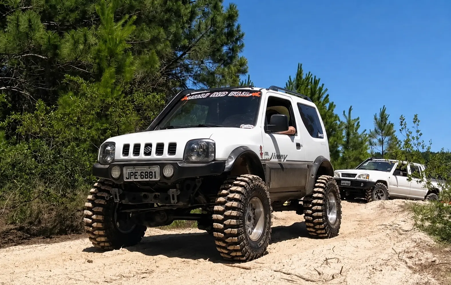 Suzuki Jimny branco equipado com pneus Rhino em trilha