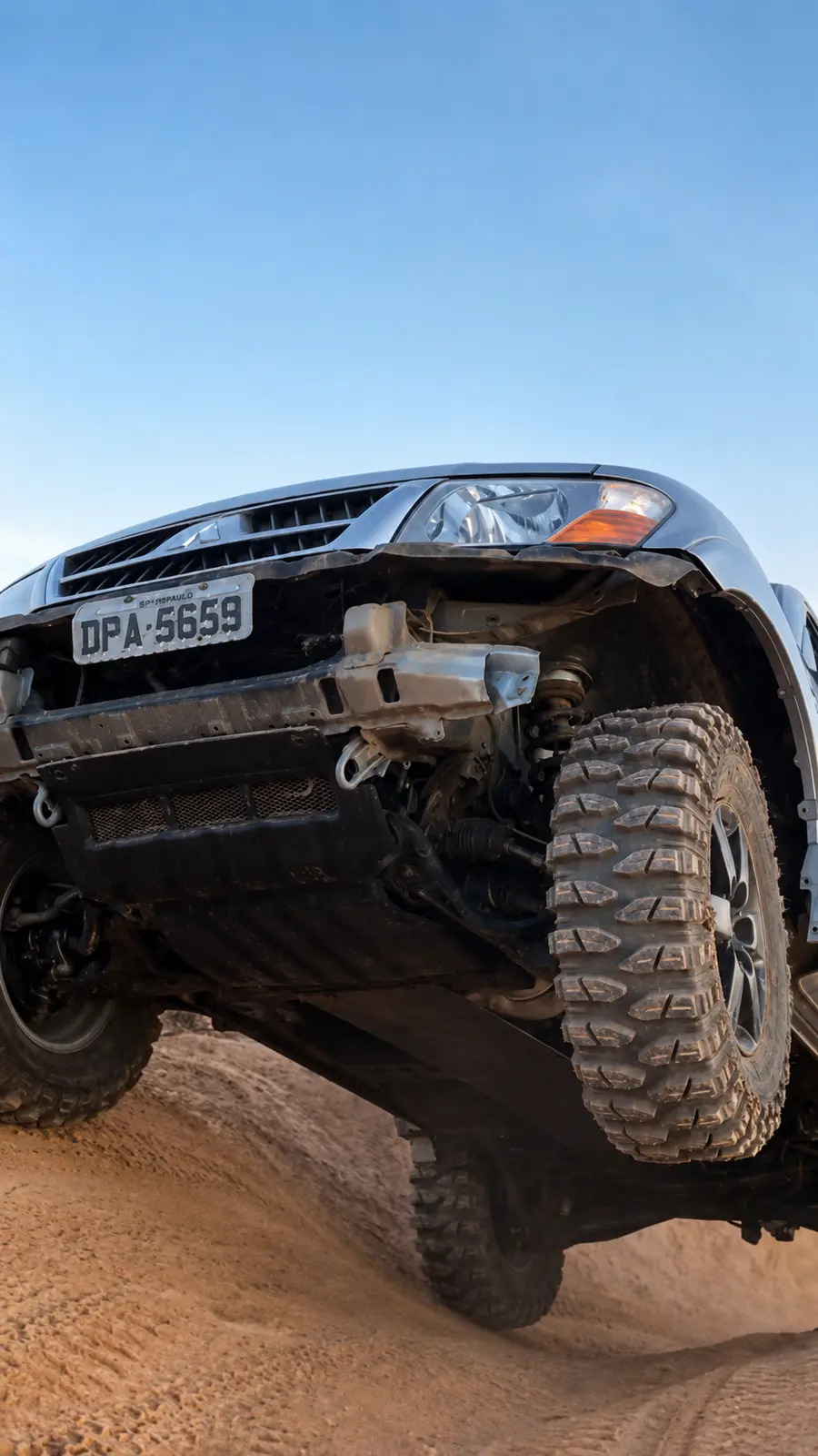 Veículo 4x4 equipado com pneus Rhino durante um salto no off-road