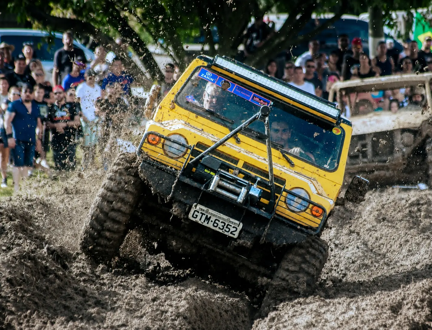 Veículo amarelo equipado com pneus Rhino em prova na lama