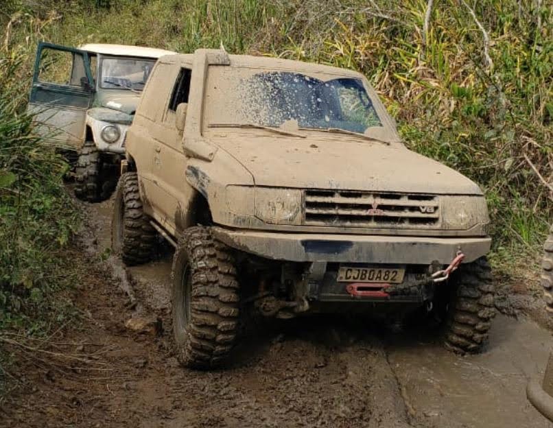 Veículos 4x4 equipados com pneus Rhino em uma trilha com lama