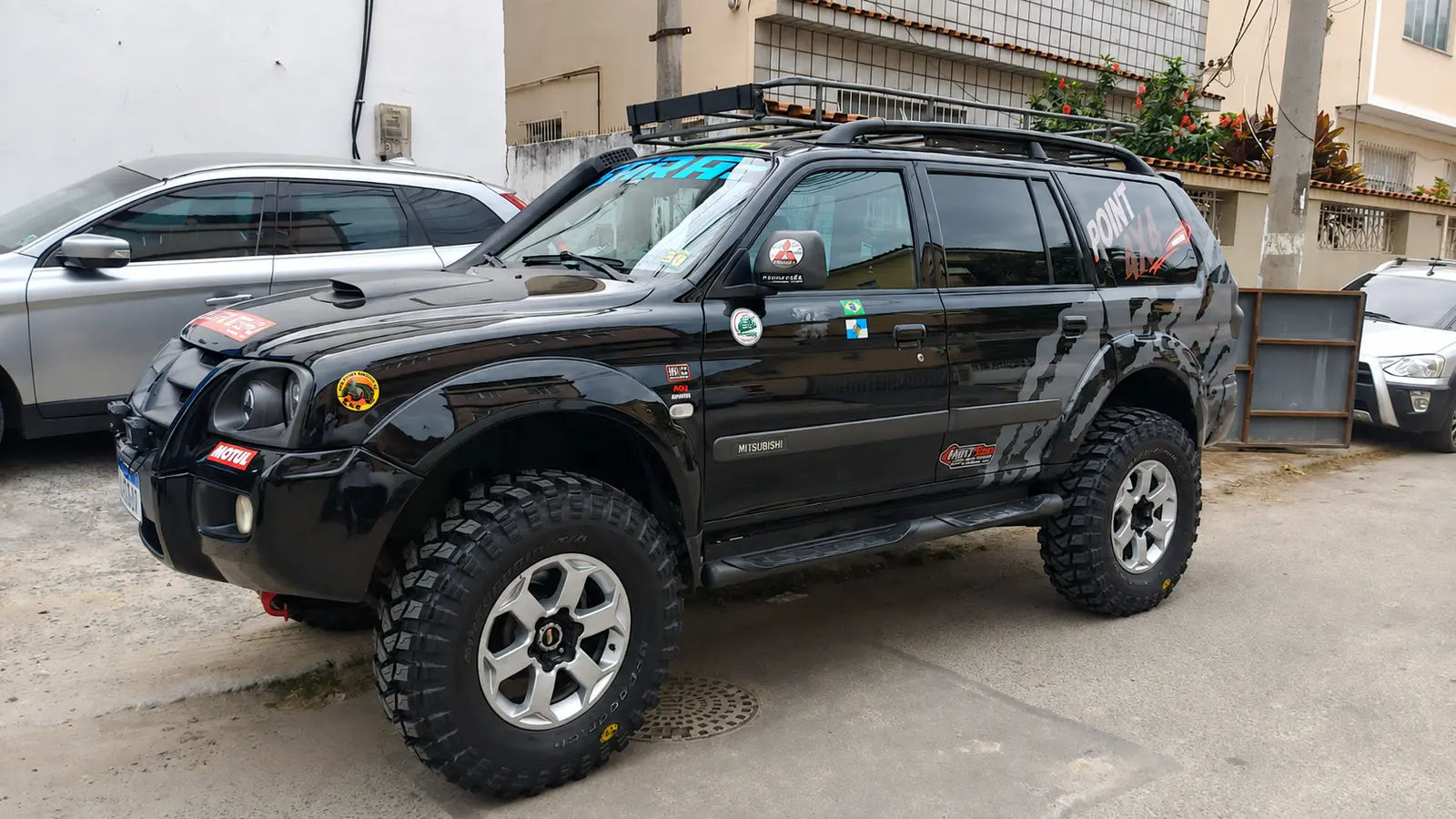 Mitsubishi Pajero preto preparado e equipado com pneus RZJ920
