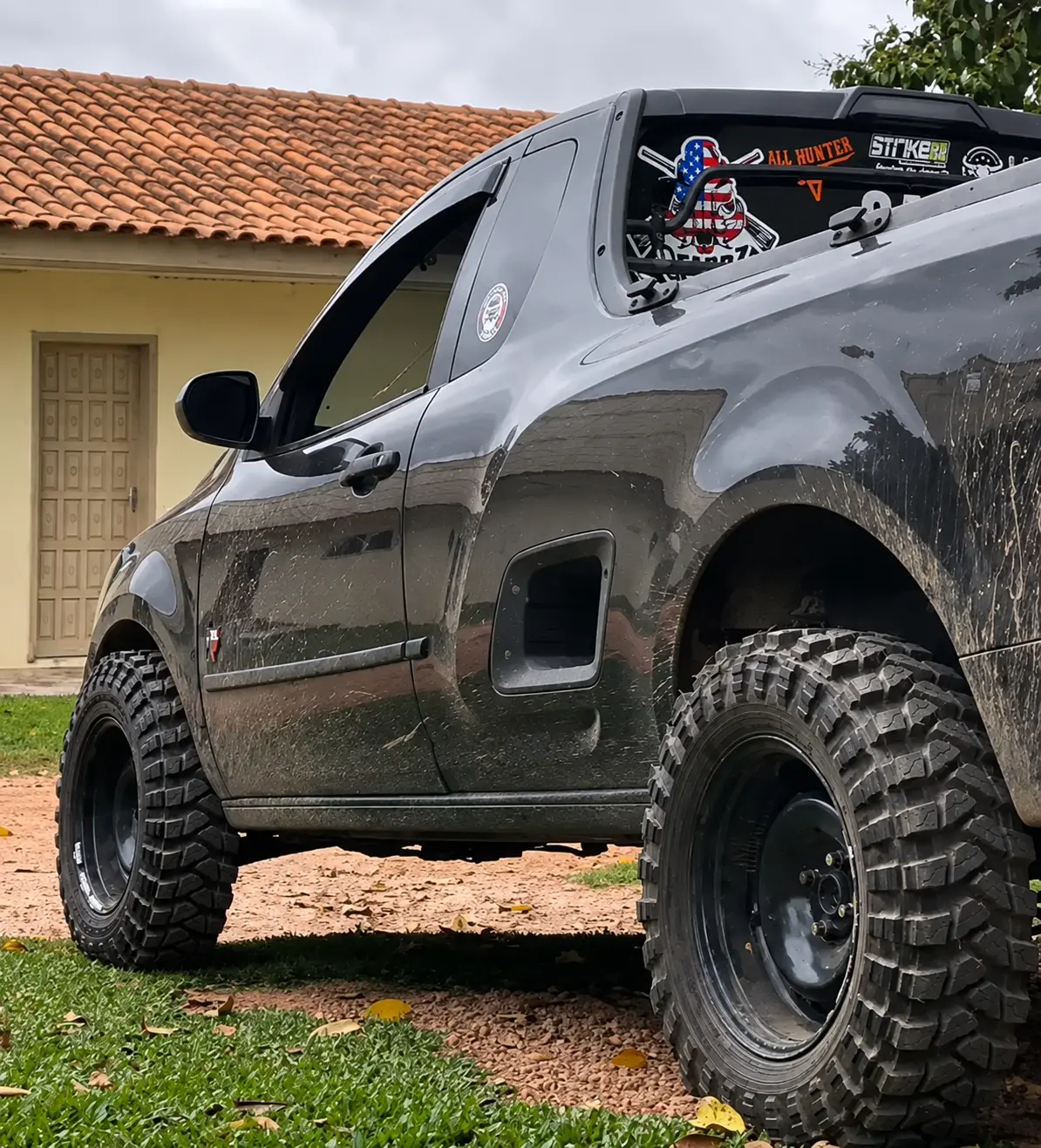 Caminhonete escura preparada e equipada com pneus RZJ920