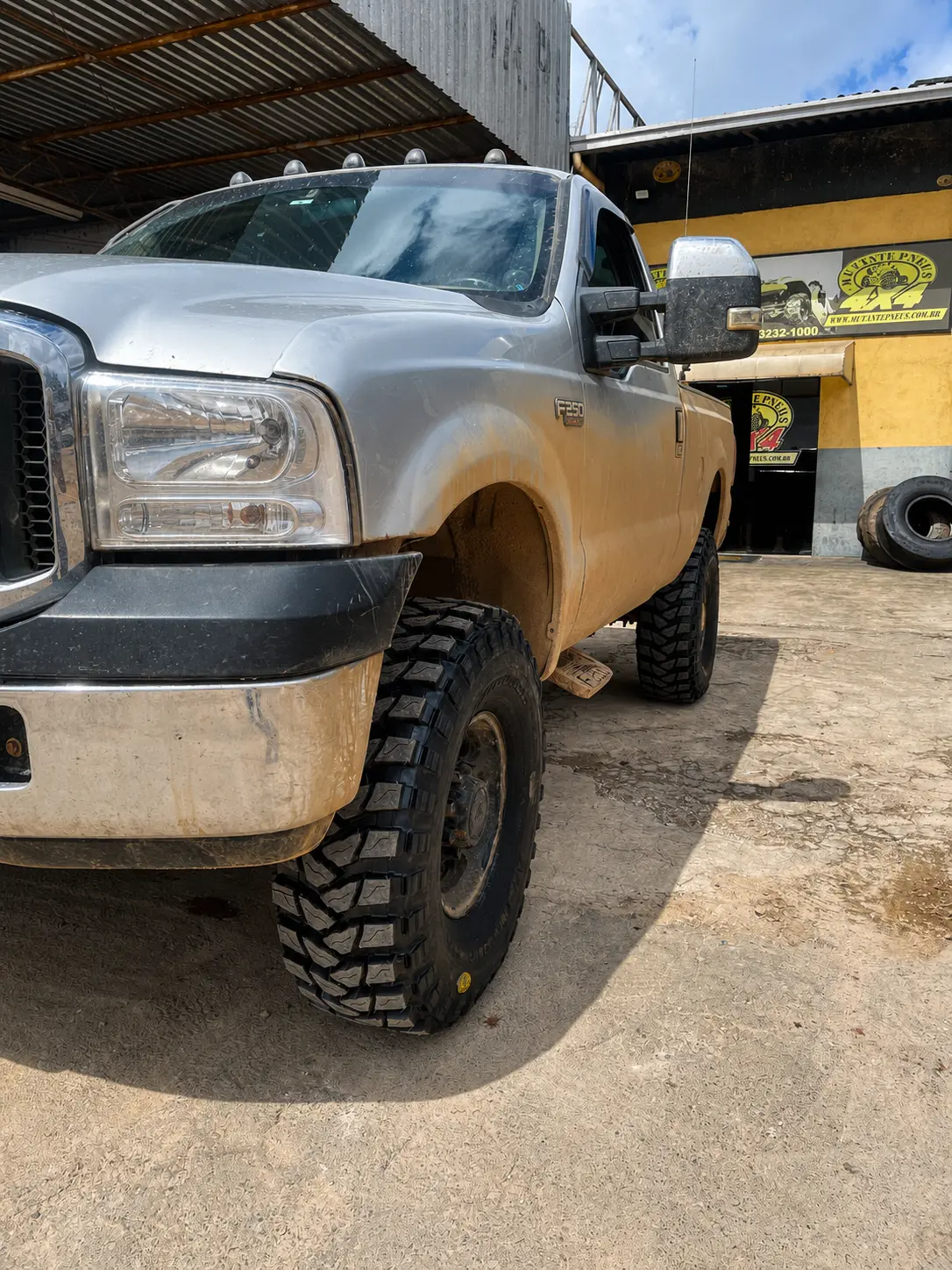 Ford F-250 equipada com pneus RZJ920 em frente à Mutante Pneus