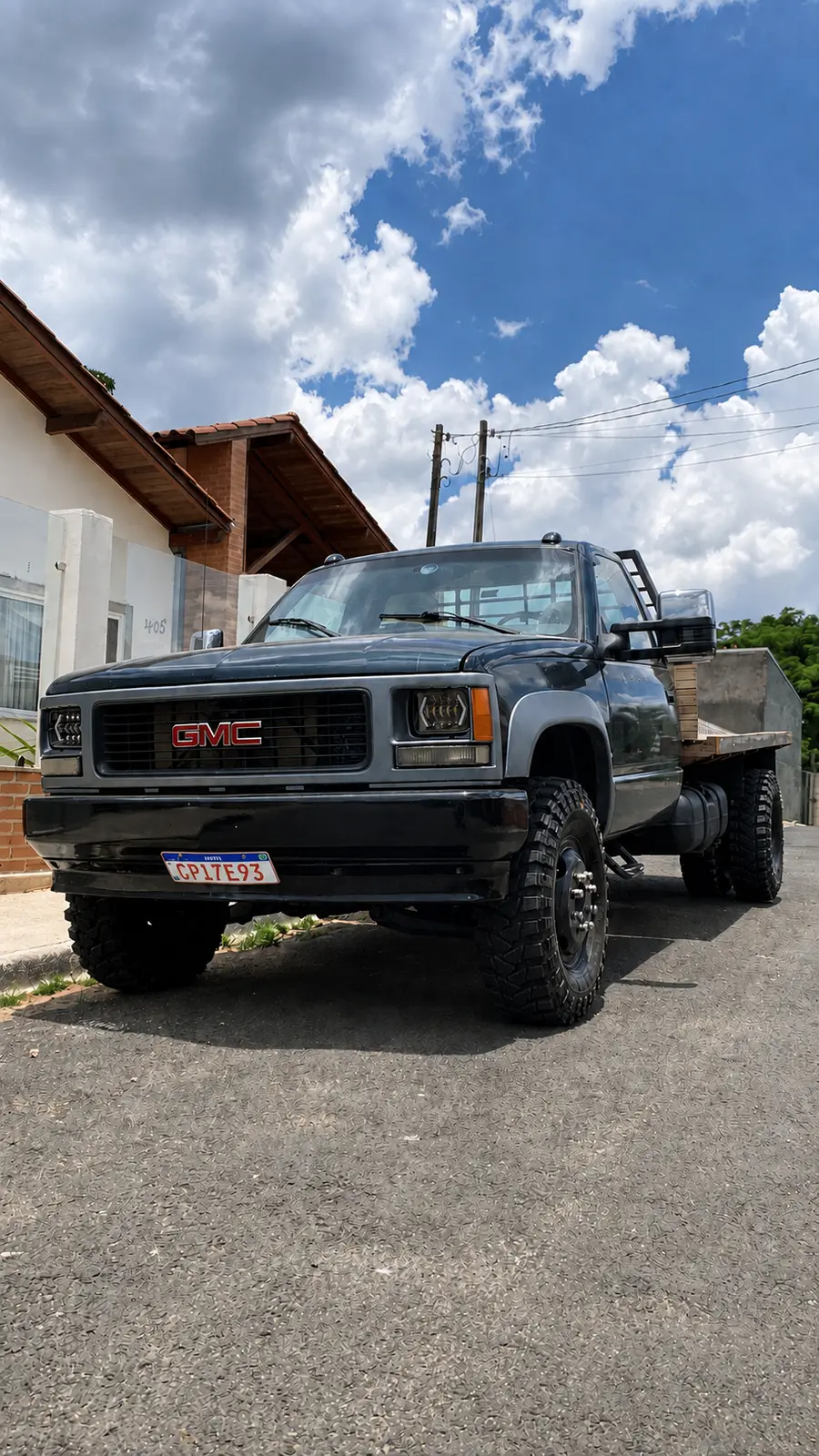 Caminhão GMC preparado e equipado com pneus RZJ920