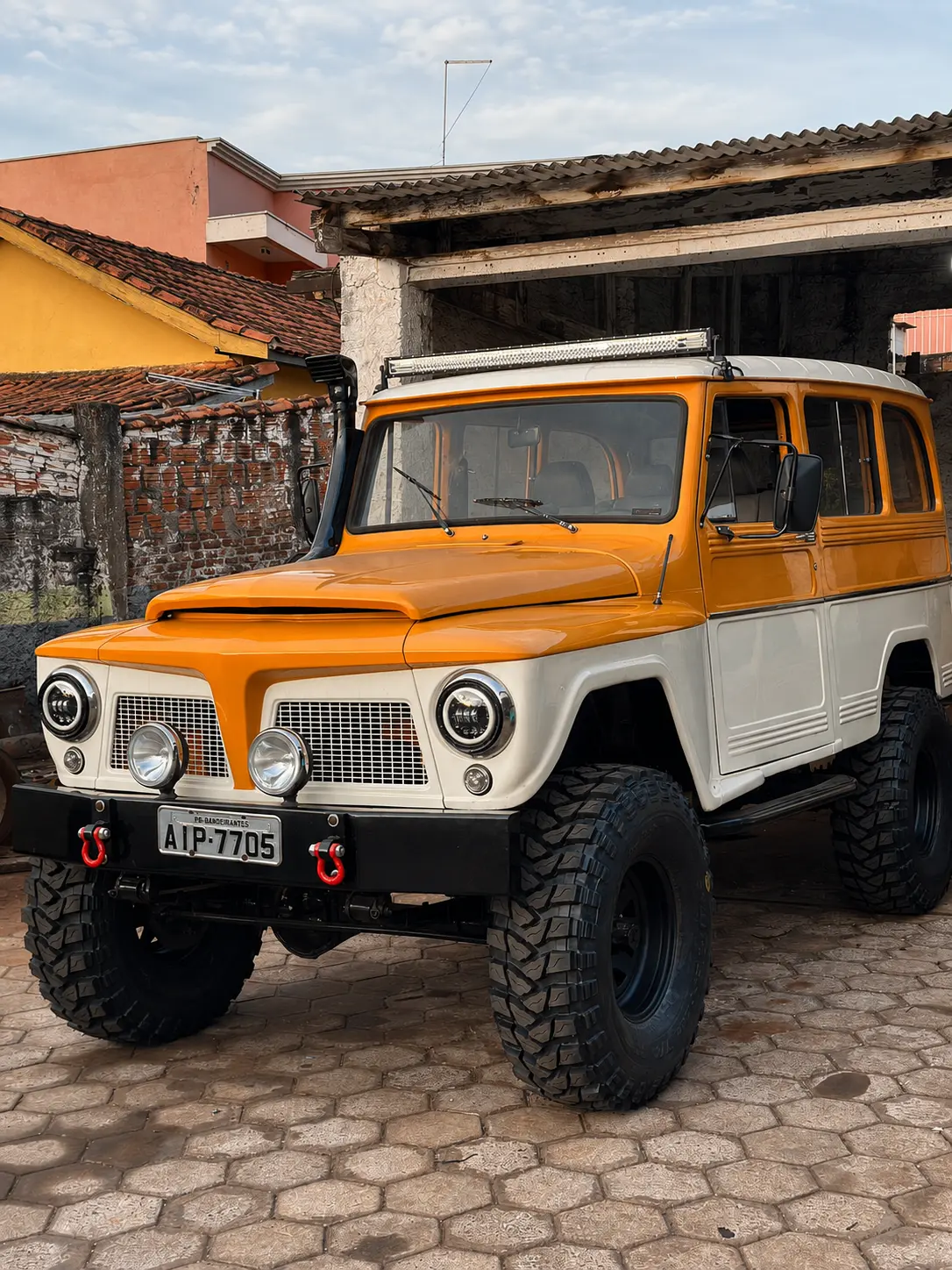 Veículo clássico laranja e branco equipado com pneus RZJ920