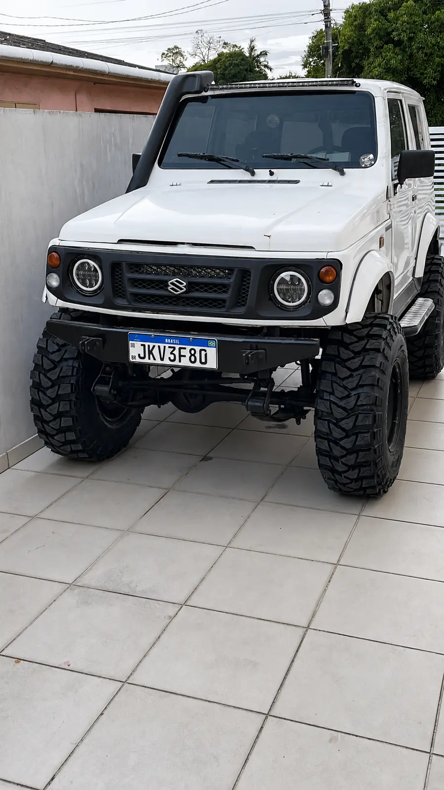 Suzuki branco preparado e equipado com pneus RZJ920