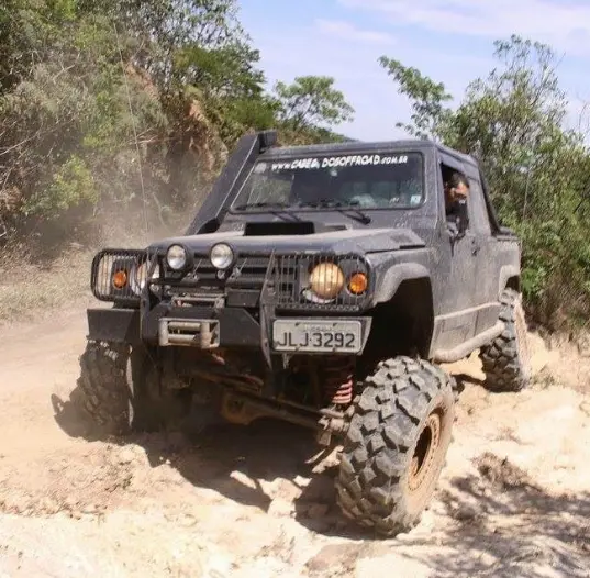 Jipe preto equipado com pneus Savana em trilha seca