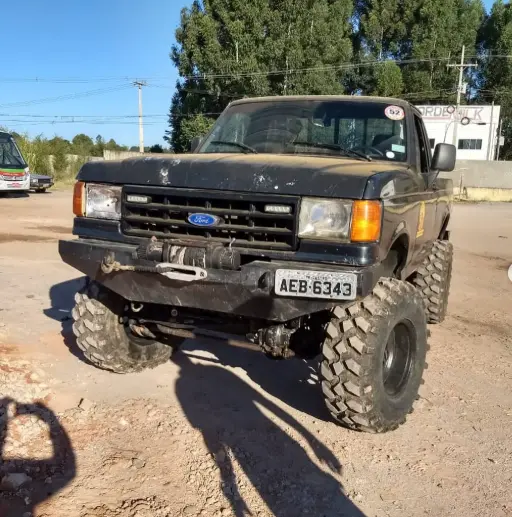 Caminhonete preta equipada com pneus Savana em terreno de terra