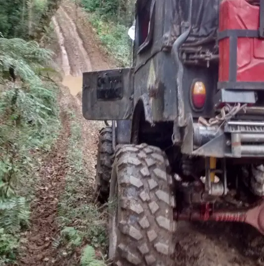 Jipe equipado com pneus Savana em trilha estreita