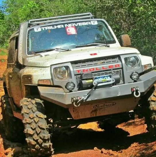 Troller branco equipado com pneus Savana em trilha