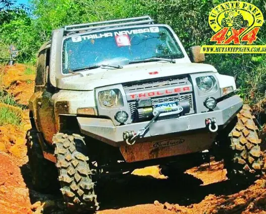 Troller branco equipado com pneus Savana em trilha de barro
