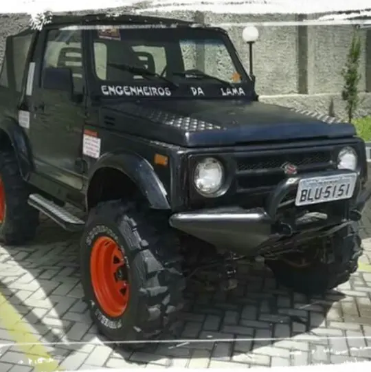 Suzuki Samurai preto equipado com pneus Vírus